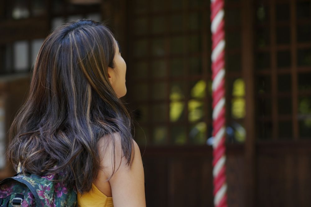 神社に行く女性